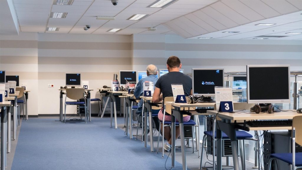 Το ChatGPT μπαίνει πιλοτικά στη δευτεροβάθμια εκπαίδευση και σε ελληνικές startups