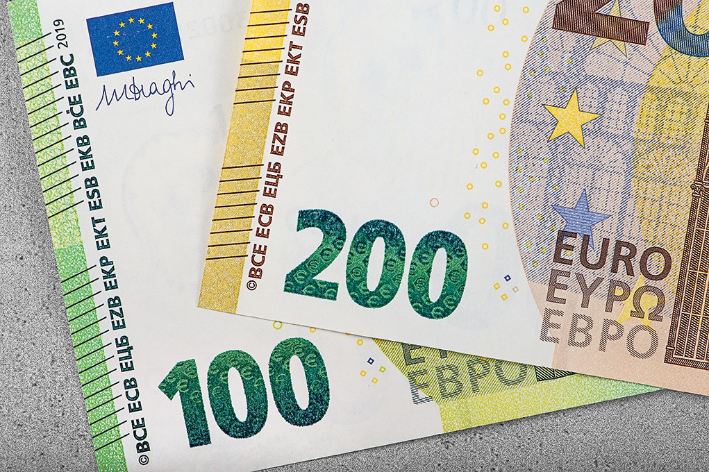ECB_Shooting2018_look_1123_lying-bills_emerald-number_100_200EUR