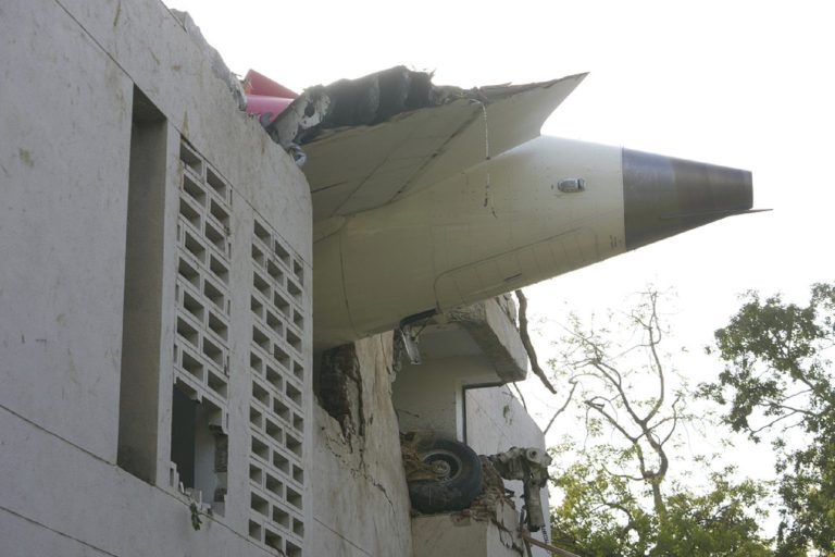 Τραγωδία στην Ινδία: Συντριβή αεροσκάφους της Air India σε κατοικημένη περιοχή – Τουλάχιστον 260 οι νεκροί