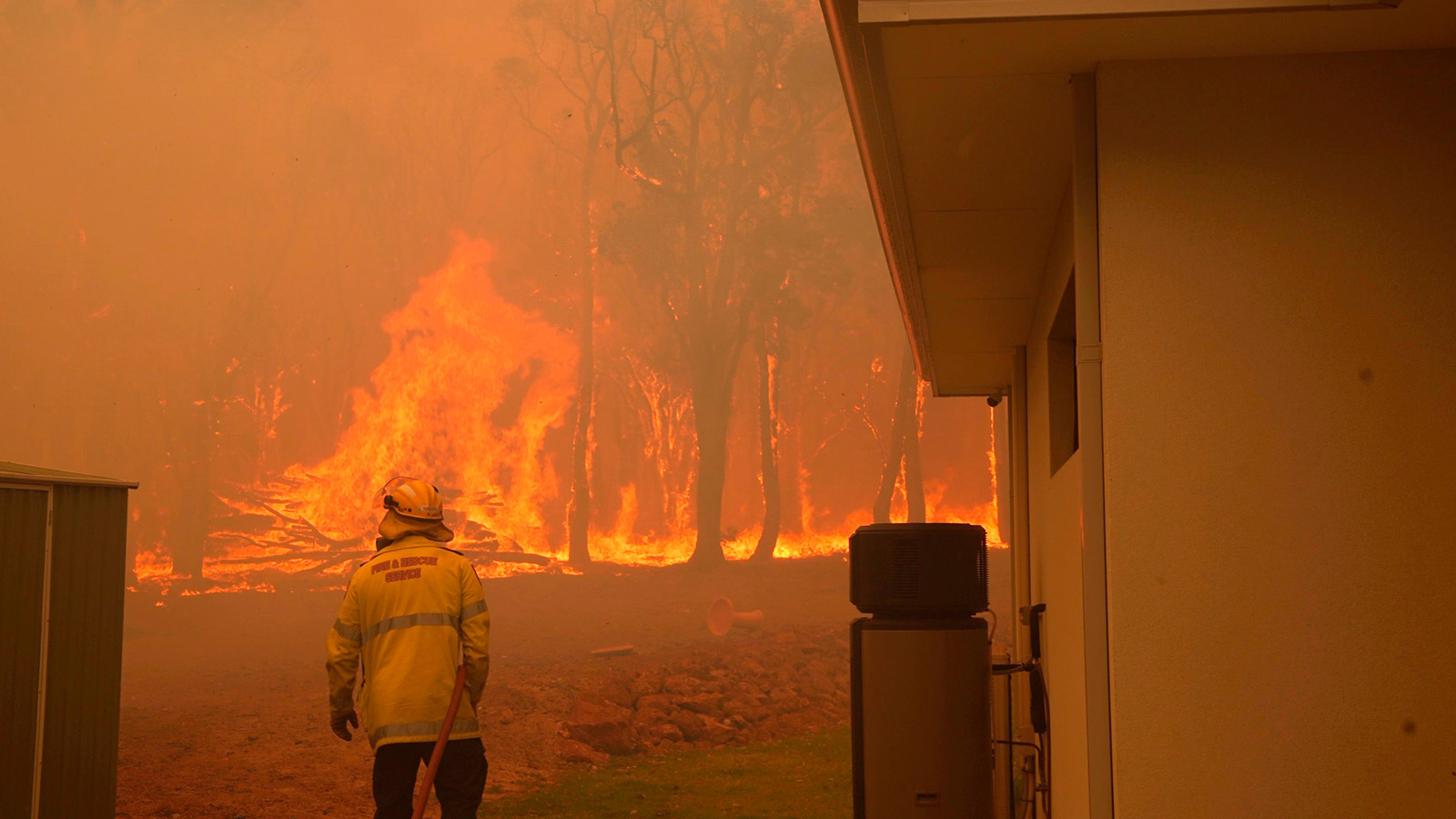 Αυστραλία: Ενας νεκρός και 300 ακίνητα καταστράφηκαν από τις πυρκαγιές που μαίνονται