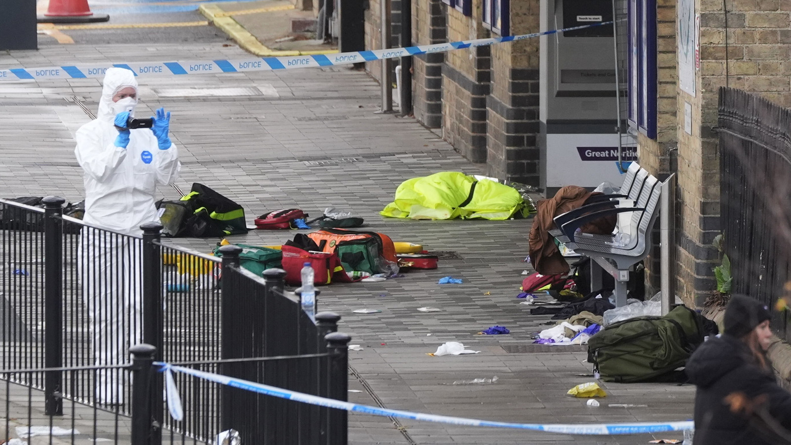 ΒΡΕΤΑΝΙΑ: Εννέα τραυματίες από επίθεση με μαχαίρι σε τρένο βόρεια του Λονδίνου