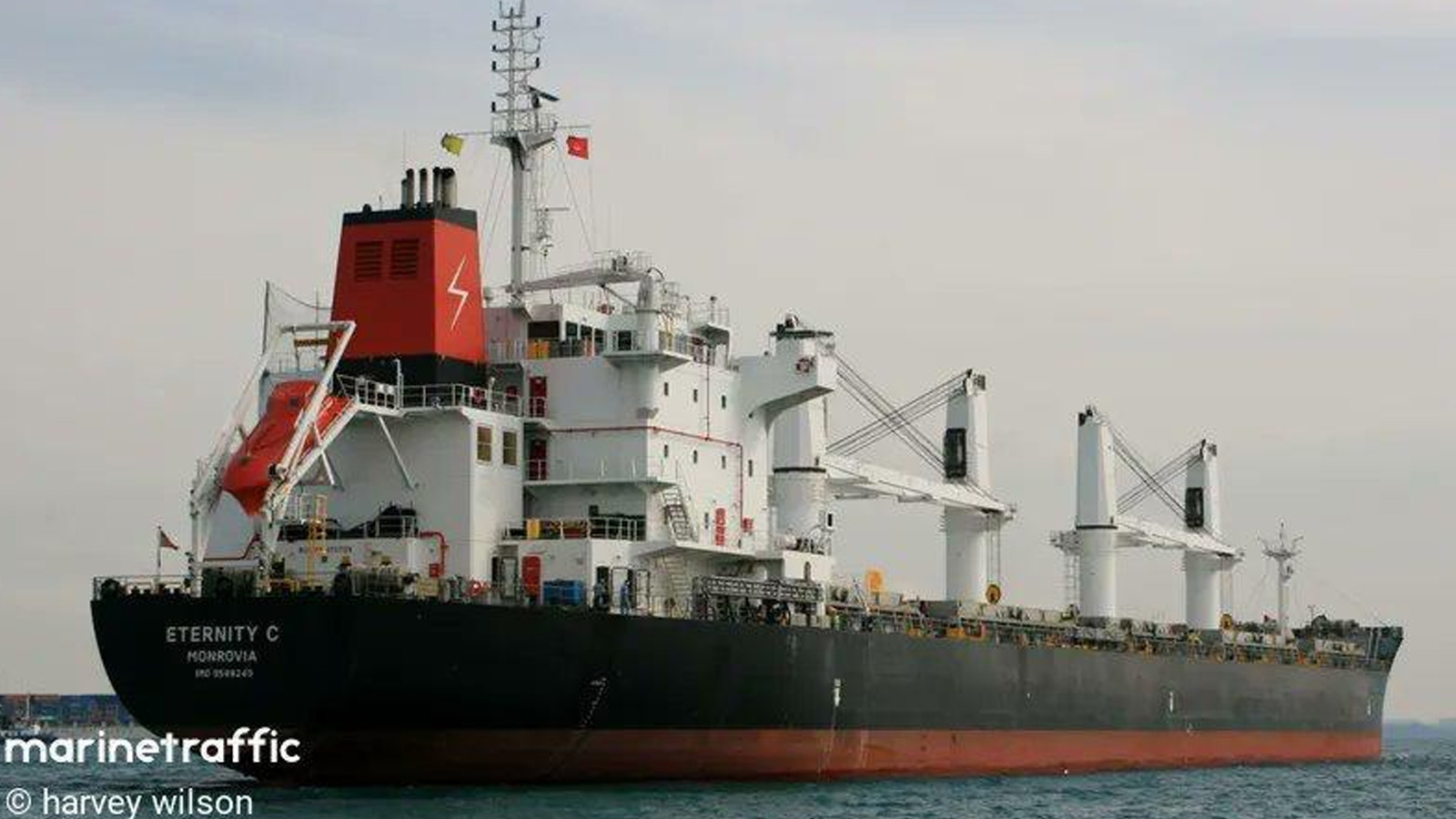 ΕΡΥΘΡΑ ΘΑΛΑΣΣΑ: Τρία μέλη του πληρώματος νεκρά από την επίθεση σε ελληνόκτητο πλοίο