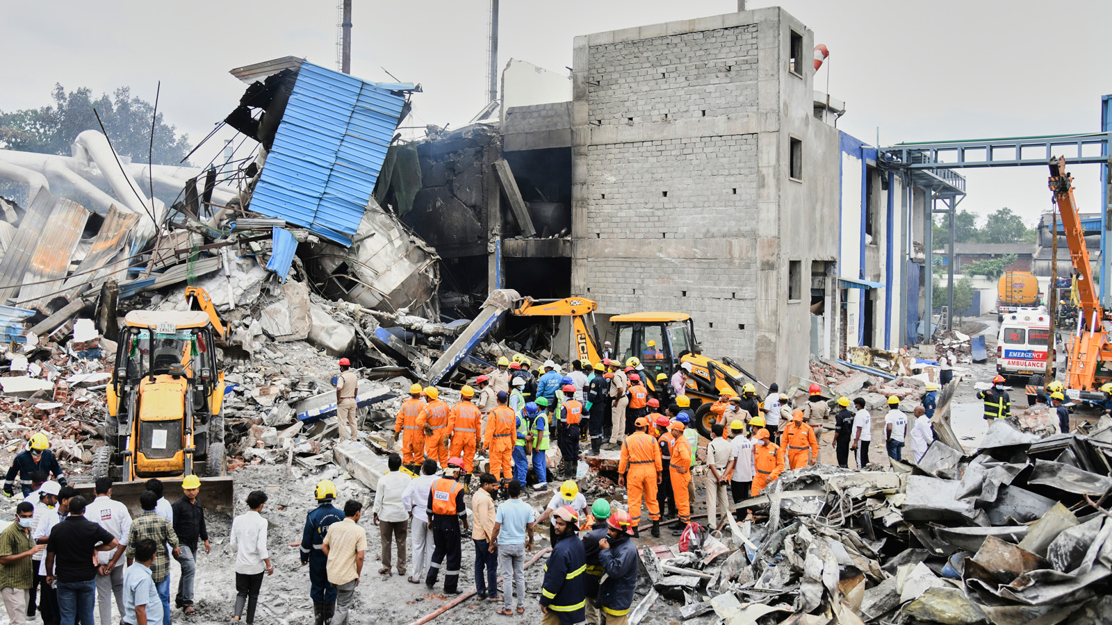 ΙΝΔΙΑ: Τουλάχιστον 34 νεκροί από έκρηξη και πυρκαγιά σε εργοστάσιο φαρμάκων