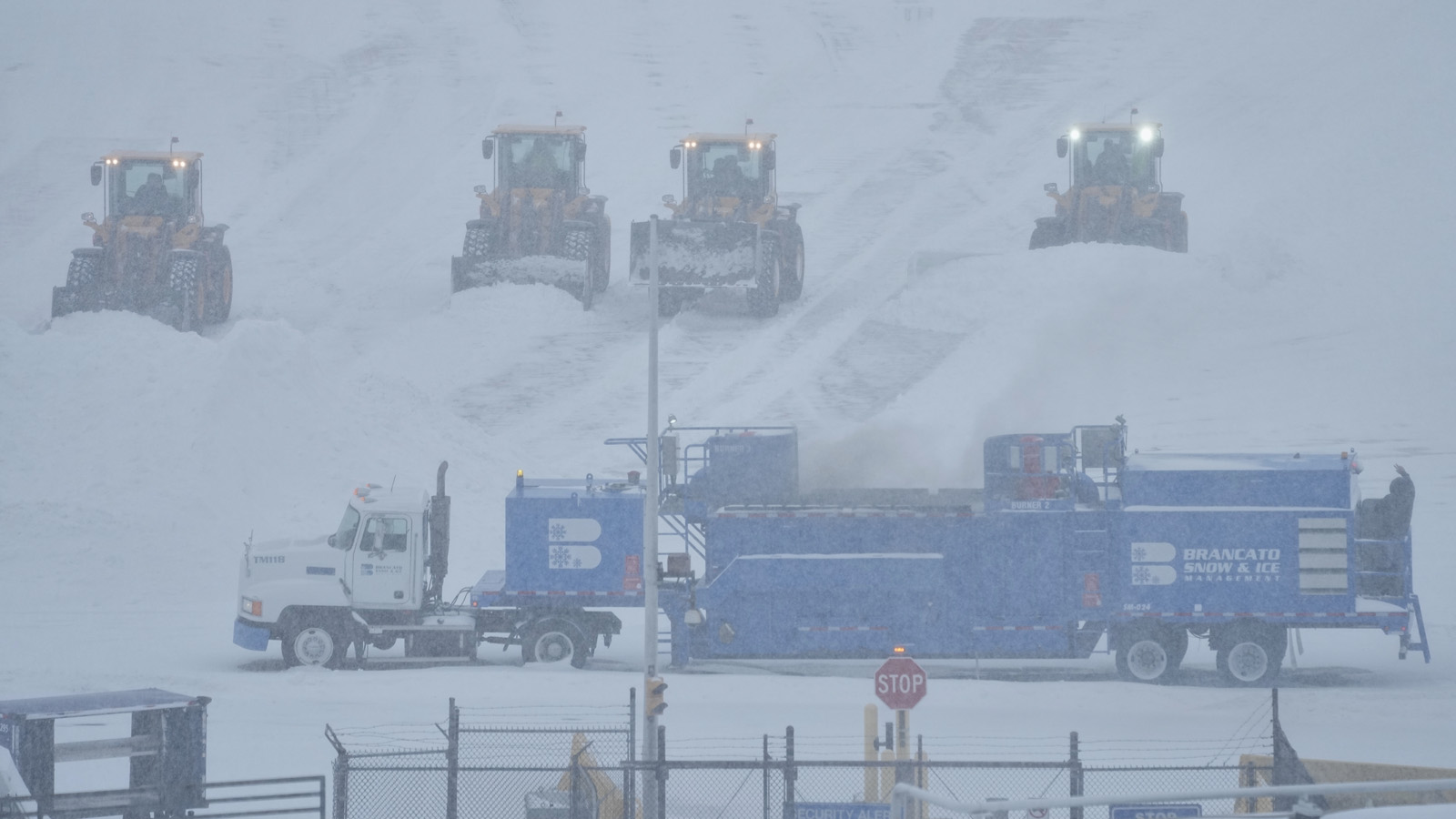 Μόνος του απέναντι στην κακοκαιρία ο λαός στις ΗΠΑ - Στους 21 ο αριθμός των νεκρών