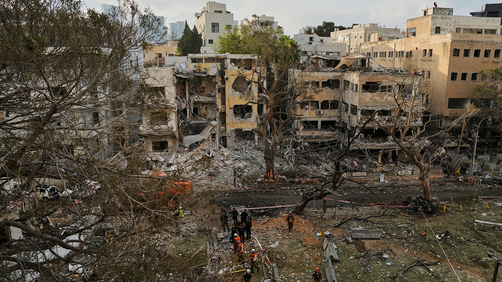 ΣΤΙΣ ΦΛΟΓΕΣ Η ΜΕΣΗ ΑΝΑΤΟΛΗ: Ανεβαίνει ο αριθμός των νεκρών από τις εγκληματικές ισραηλινές επιδρομές και τα ιρανικά αντίποινα