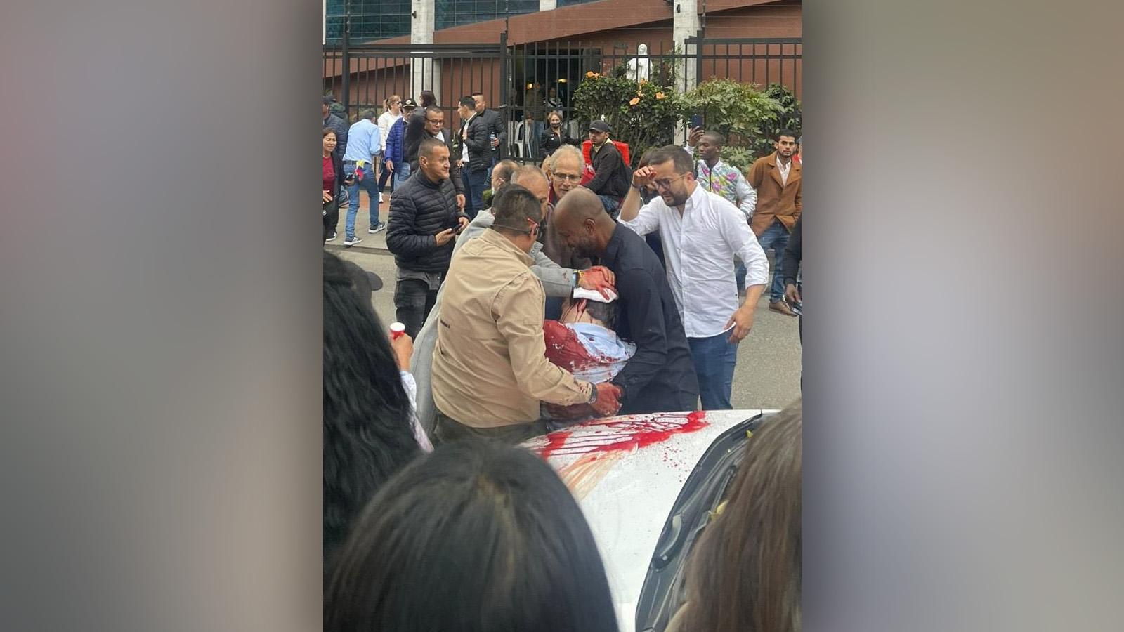 ΚΟΛΟΜΒΙΑ: Ο υποψήφιος για την προεδρία Μιγκέλ Ουρίμπε πυροβολήθηκε από ένοπλο στην Μπογοτά