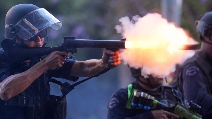 ΗΠΑ: Συνεχίζονται οι διαδηλώσεις στο Λος Άντζελες όπου χρησιμοποιήθηκαν πλαστικές σφαίρες (ΦΩΤΟ)