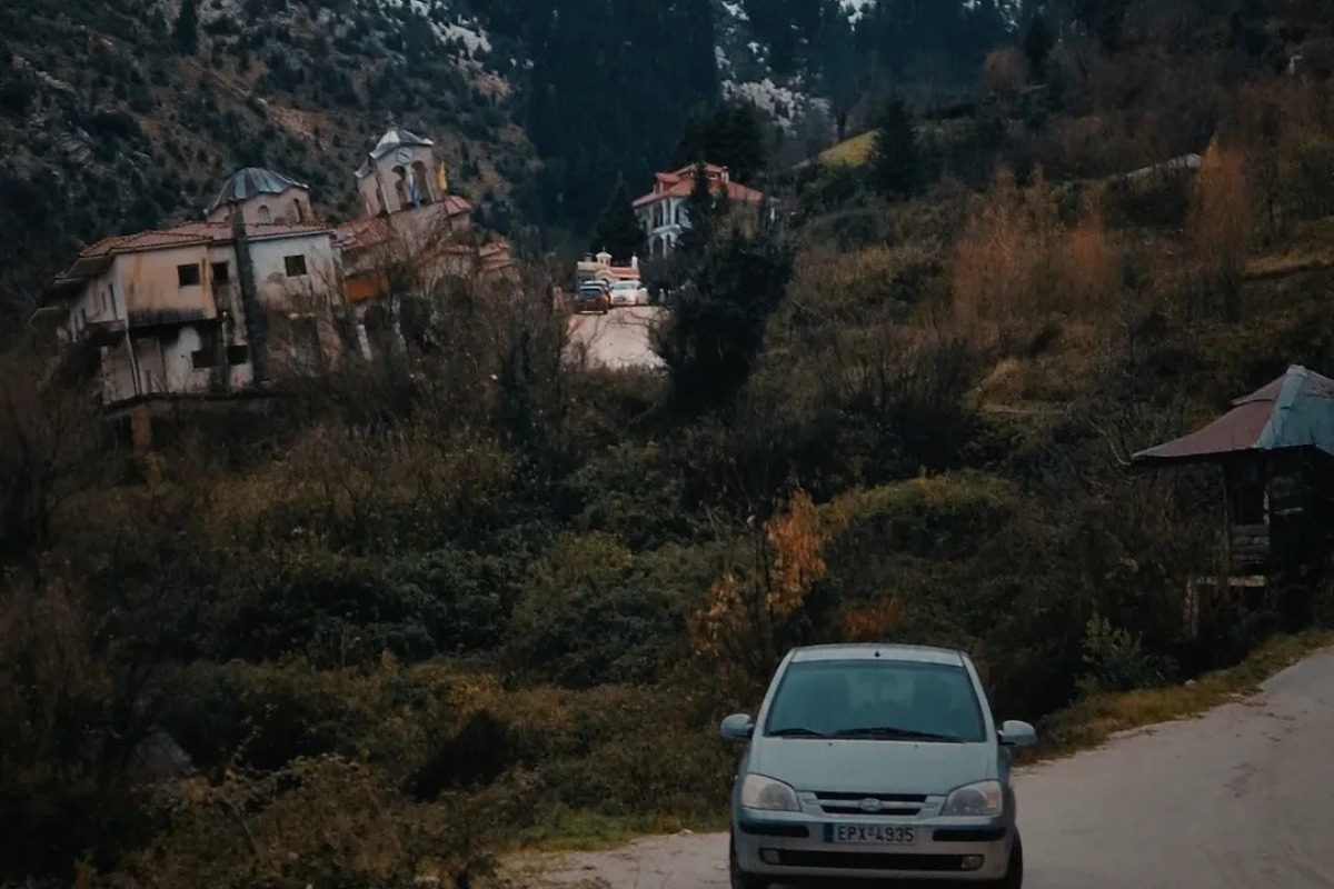 Μια ανάσα από την εξαφάνιση: Το χωριό στην Ελλάδα που «βουλιάζει» μέρα με τη μέρα