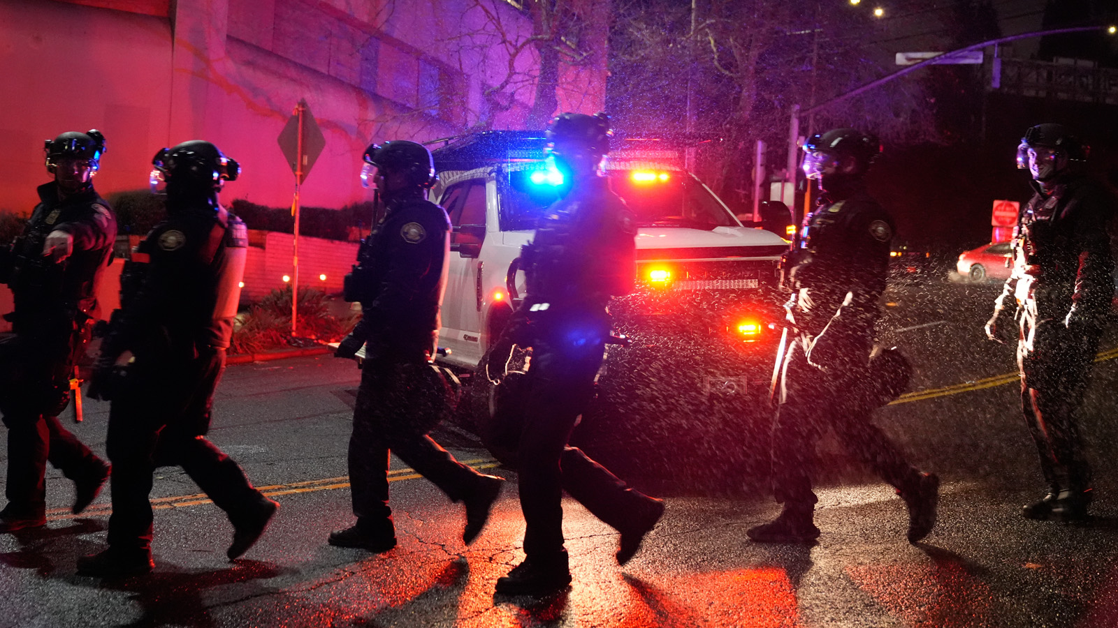 Ομοσπονδιακοί πράκτορες της ICE μετά την εν ψυχρώ εκτέλεση 37χρονης άνοιξαν πυρ και στο Πόρτλαντ!