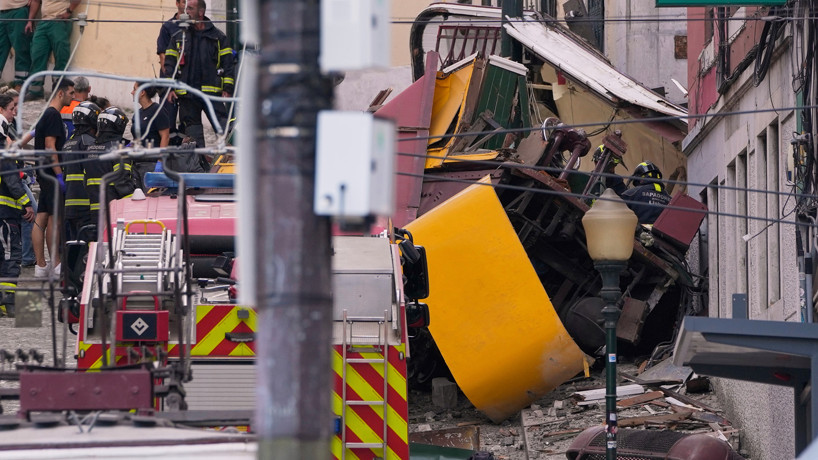 ΠΟΡΤΟΓΑΛΙΑ: Δεκαπέντε νεκροί και αρκετοί τραυματίες έπειτα από τον εκτροχιασμό τελεφερίκ