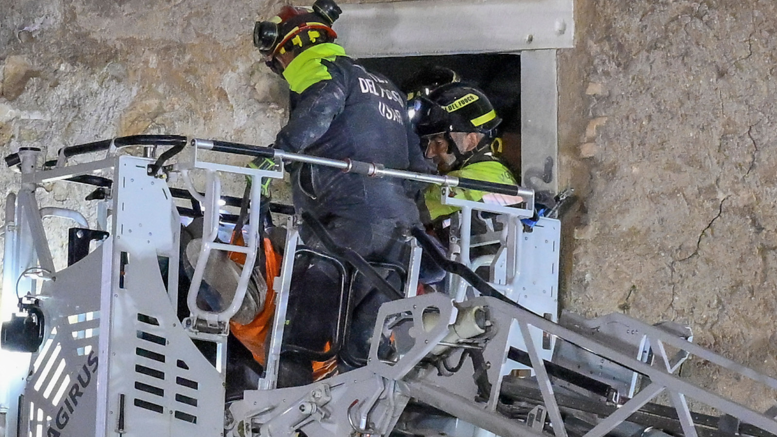 ΙΤΑΛΙΑ: Νεκρός ο εργάτης που απεγκλωβίστηκε από τα ερείπια του μεσαιωνικού πύργου στη Ρώμη