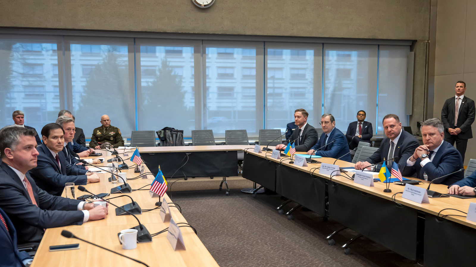 ΗΠΑ - Ουκρανία συνέταξαν «νέα εκδοχή» για τη μοιρασιά της λείας, ενώ δυναμώνουν αντιπαραθέσεις με χώρες της ΕΕ για τη «χορηγία» στο σφαγείο