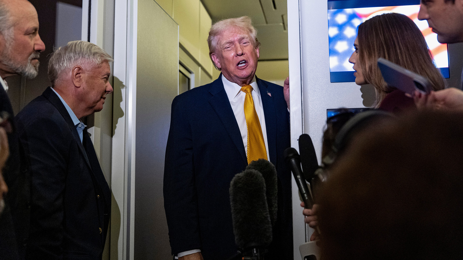 Απειλές για ευρωατλαντική επέμβαση στο Ιράν: Ο Τραμπ καλεί ιρανούς «διαδηλωτές» να «λάβουν θέση» γιατί οι ΗΠΑ «στέλνουν βοήθεια»