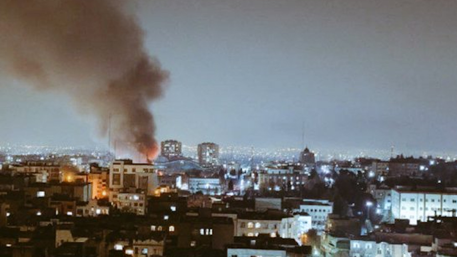 Φωτιά σε στρατόπεδο στην Τεχεράνη μετά από «βραχυκύκλωμα» σύμφωνα με τον ιρανικό στρατό