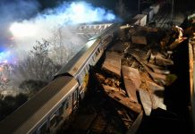 Τέμπη: Δικαστική αίθουσα τρόμου – Η μνήμη των θυμάτων στο εδώλιο