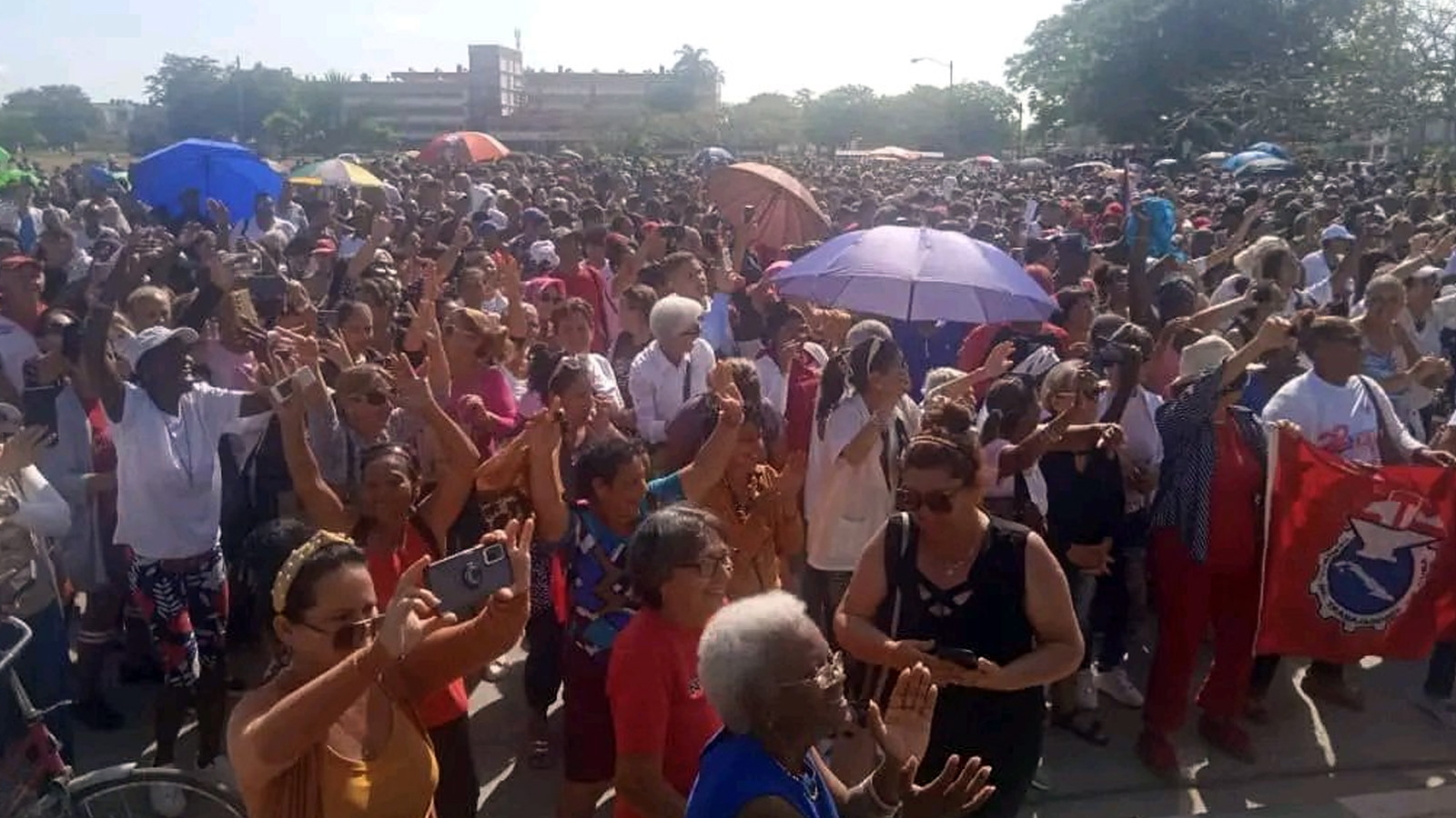 Κούβα: Η προβοκάτσια απαντήθηκε μαζικά - Διαδήλωση κατά των βανδαλισμών στην πόλη Μορόν