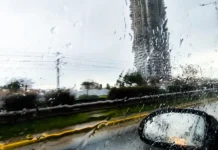 Η κακοκαιρία Deborah επελαύνει: Βροχές και καταιγίδες στην Αττική – «Θέλει προσοχή», λέει ο Κολυδάς