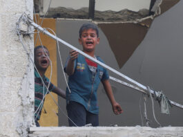 Σπαρακτικές εικόνες από τη Γάζα: Παιδιά παίζουν «κηδεία» στα χαλάσματα