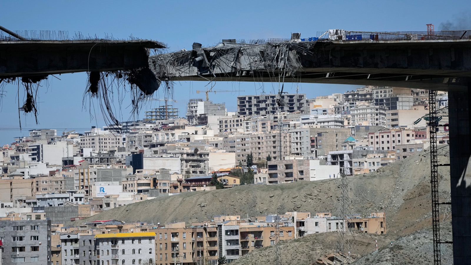 Από τα ζόρια των ΗΠΑ και τις αντιφατικές δηλώσεις Τραμπ για την εκεχειρία μέχρι τη «νέα πραγματικότητα» στα Στενά και τις εγκληματικές επιθέσεις του Ισραήλ όλα δείχνουν κλιμάκωση