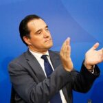H γελοιότητά του, αν την απλώσεις, φτάνει ως το Ισραήλ. Ο Αδωνις Γεωργιάδης, αυτό το … μέγεθος του πολιτικού ανδρός,..