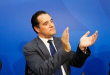 H γελοιότητά του, αν την απλώσεις, φτάνει ως το Ισραήλ. Ο Αδωνις Γεωργιάδης, αυτό το … μέγεθος του πολιτικού ανδρός,..